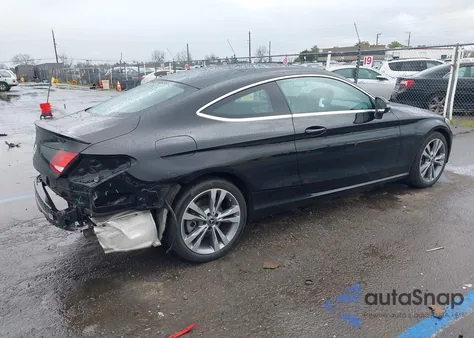 2017 Mercedes-Benz C 300 z USA, uszkodzony, nr VIN WDDWJ4JB7HF585480